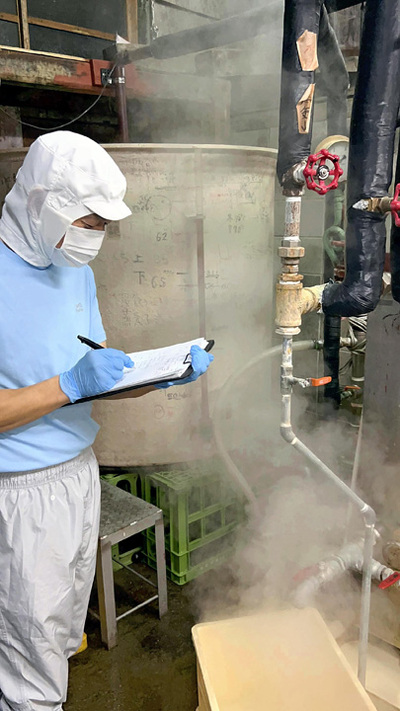 しょうゆの火入れ作業。「店主自ら造るべし」がうちの家訓だ