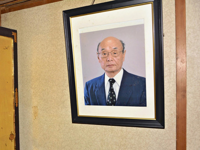 仏間に掛かる義父の写真。多くを語る人ではなかったが、仕事に向かう姿勢から多くのことを学んだ