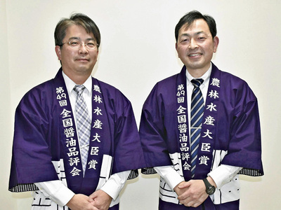 今年の受賞を知事に報告した後、県庁で紅林工場長（左）と写真に納まる私。今年はともに農林水産大臣賞を受賞できた