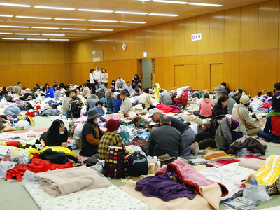 東日本大震災発生直後の避難所には、多くの人が身を寄せた。炊き出しに使ってもらえるよう、店にあったしょうゆやみそを運んだ（写真は相馬市提供）