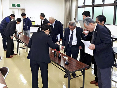 県醤油醸造協同組合で開かれる勉強会での利き味の様子。この勉強会が、県産しょうゆの品質向上に大きな役割を果たした