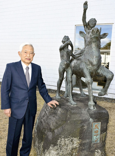 本社敷地内の「或ロマン」像の横に立つ私。像は創業者である父と、創業時の危機を一緒に乗り越えてくれた従業員の女性をモチーフにしているという