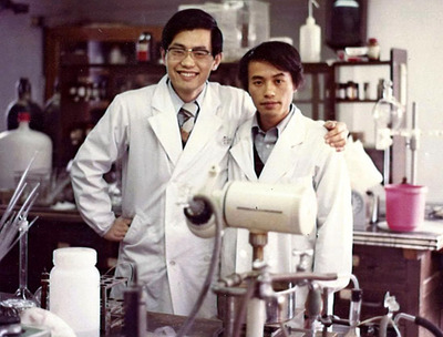 入社間もない頃の私（左）と同僚の松永富雄さん。化学課の一社員として、先輩方から温かく指導していただいた