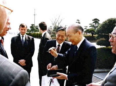 ローヌ・メリュー社との調印式に臨んだ私（中央）。「フロントライン」はすぐに当社の看板商品に育った