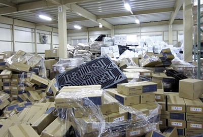 東日本大震災で製品が散乱した当社の倉庫。復旧に向けて社員らが尽力してくれた
