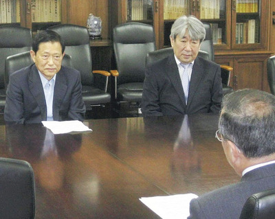 ２０１５年９月、宮沢洋一経産相にチーム長（理事長）就任のあいさつをする私（左）。「全力を挙げて取り組む」と約束した