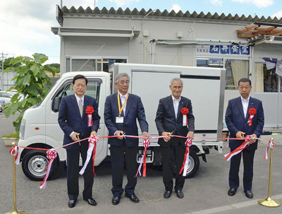 ２０１６年６月、官民合同チームの支援で始まった葛尾村の食料品宅配サービスの出発式でテープカットする私（左）