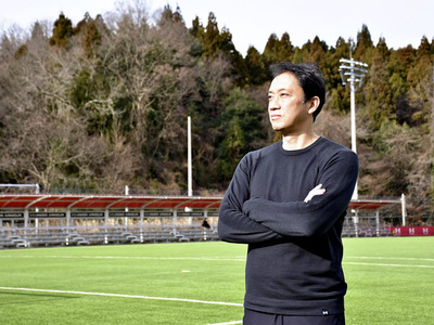 いわきＦＣパークのグラウンドに立つ私。いわきＦＣがＪ３優勝とＪ２昇格を果たし、地域に受け入れられ始めていると感じる