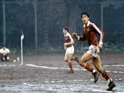 早稲田大に進み、ア式蹴球部に所属した。高校時代との違いに戸惑いもあったが、大学での経験が人生の財産になった