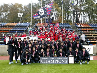 全国地域チャンピオンズリーグを制したいわきＦＣ。決勝ラウンドには千人近いサポーターが集まり、スタンドが赤く染まった（いわきＦＣ提供）
