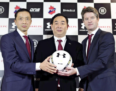 ２０１５年１２月、いわきスポーツクラブを設立した。１６年１月にはドームキックオフパーティーでいわきＦＣ発足を発表した。記者会見に出席した（左から）私、安田秀一元ドーム会長、ピーター・ハウストラ初代監督（いわきＦＣ提供）