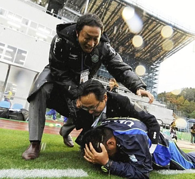 ２０１２年シーズンのＪ２最終節、湘南ベルマーレがＦＣ町田ゼルビアを下し、Ｊ１昇格が決まった瞬間の私（左）。昇格と降格を繰り返しながらもＪ１で戦う礎を築いた