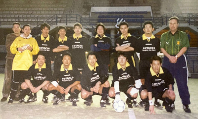 フットサルのほかに、スペインで私が入っていたサッカーの日本人チーム。前列中央が私。昼は語学学校と大学に通い、夜はフットサルやサッカーを楽しむ生活を送った