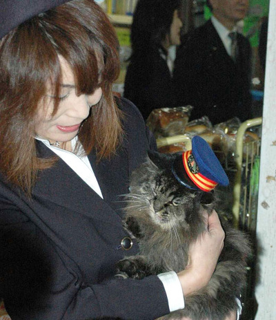 会津鉄道から「トップセールスレディ賞」をもらったばすと私。ばすが名誉駅長になり、駅の利用客数が前年同期の１．５倍に増え、グッズもたくさん売れた