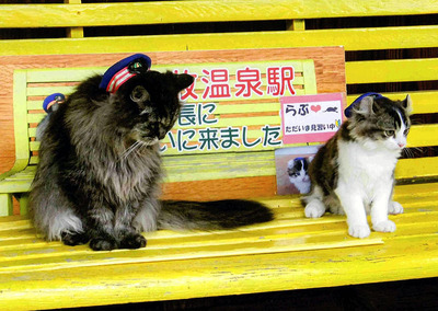 列車のお見送りをするばすとらぶ（右）。らぶはばすと一緒に働きながら、駅長の仕事を覚えていた