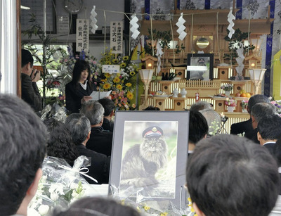 会津鉄道が開いたばすの社葬。私はひつぎに駅長の帽子を入れた