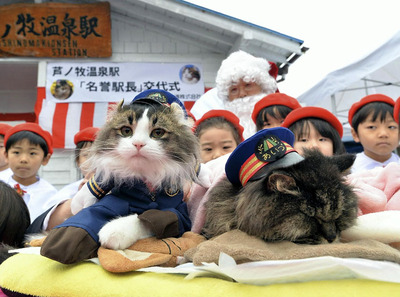 ばすから名誉駅長を引き継ぎ、辞令交付式に臨んだらぶ（左）。この時、らぶが雄だったことを発表した