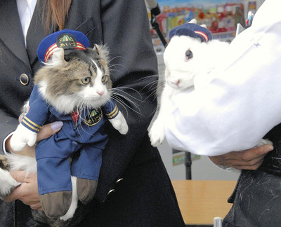 ウサギ駅長「もっちぃ」と共演したらぶ（左）。いたずらをしないか心配だったが、両手は飾りで、前脚を制服の中にしまっていたので何事も起きなかった