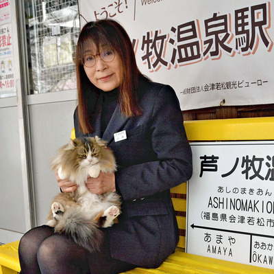 駅のホームに座る私とさくら。芦ノ牧温泉駅は「ネコが働く駅」として、癒やしの場所であり続けてほしい