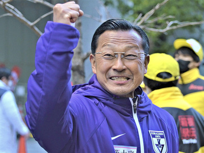 写真＝今年１月の箱根駅伝で駒大が総合優勝を果たし、念願の大学駅伝３冠を達成できて喜ぶ私。箱根駅伝はコーチ時代から計８度目の優勝となった