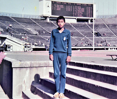 高田一中の３年時、全日本ジュニア陸上競技選手権大会の３０００メートルで５位入賞を果たした時の私。タイムは９分９秒６で、県中学新記録もマークした