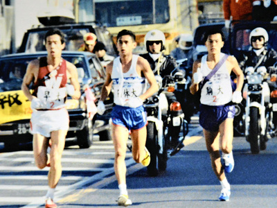 駒大３年時に最後の箱根駅伝を走る私（右）。２年連続で花の２区を任せられ、早大と日体大のランナーとトップ争いのデッドヒートを繰り広げて区間賞を獲得した