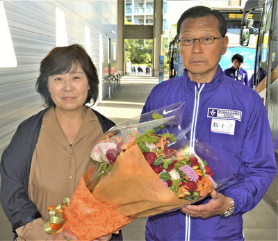 妻京子（左）と記念写真に納まる私。駒大のコーチ就任を後押ししてくれなければ、私は踏み切れなかったかもしれない。本当に妻に助けられた