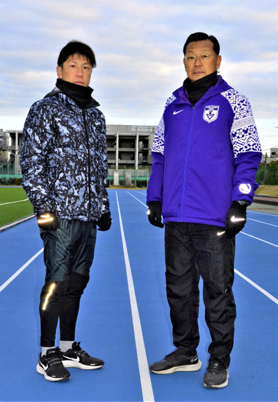 駒大玉川キャンパスで３月に撮影したヘッドコーチの藤田（左）と私。監督を藤田に任せ、私は４月１日から総監督となった
