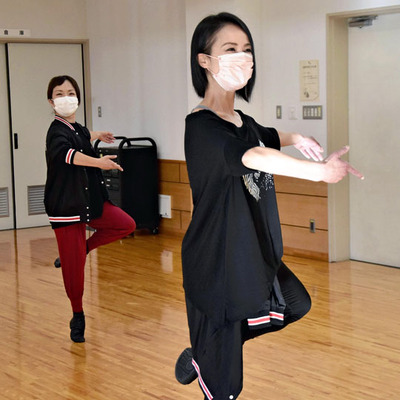 白河市でダンスの魅力を伝える私（右）。たくさんの経験を積んできたが、いつも「踊り」が道しるべになっていた