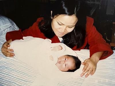 母澄代と生まれたばかりの私。４３４２グラムという大きな体で生まれ、３歳からバレエを始めた