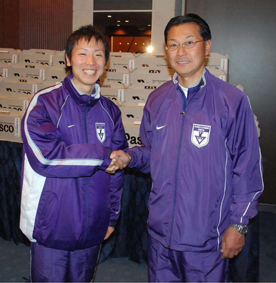 駒大が箱根駅伝を４連覇した後、２００８年に３年ぶりに総合優勝を手にした。私と握手を交わすのは同郷の後輩である安西秀幸だ