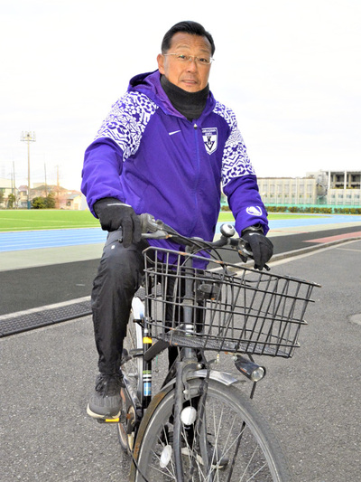駒大玉川キャンパスで自転車にまたがる私。自分の意識を変えたことで、再び駒大の黄金期を取り戻した