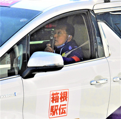 箱根駅伝で運営管理車から声かけする私。「男だろ！」のイメージが強いが、最近は終盤でも「おまえならできる」と後押しすることを心がけている