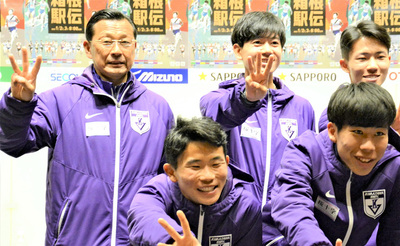 １月の箱根駅伝で３冠を達成して喜ぶ学生と私（左）。昔に比べて選手たちとの距離感は明らかに近くなっている