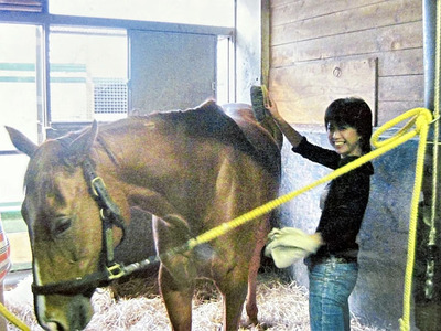 「エクウス」は馬が物語の鍵を握る。劇中に馬の世話をするシーンがあり、馬と触れ合って演技の勉強をした