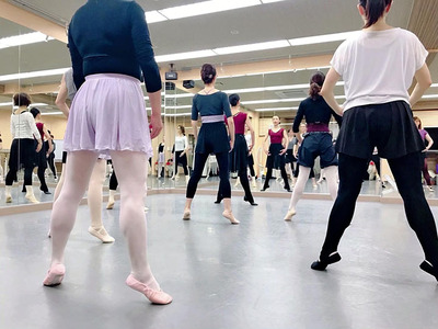 東京都内でバレエを指導していた私（奥）。「やってみたい」ことに挑戦できるスタジオを目指し、自分の教室を構えた