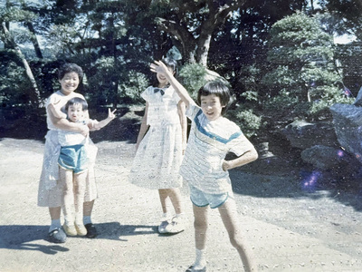 子どものころの私（右）。姉や弟とも仲良く遊んでいた