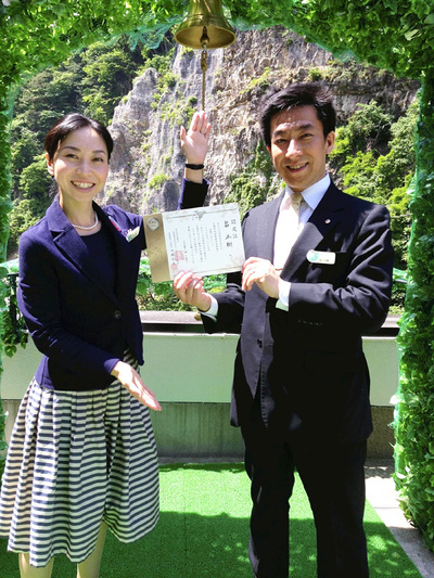 伝統和文化マナーマイスター協会の認定証を手に、妻暁子と礼儀作法の資格取得を喜ぶ私（右）。修業も兼ね、さまざまなことに挑戦した