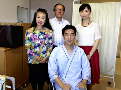 奇跡的に一命を取り留め、退院の日を迎えた私（前列）と、病院を訪れた家族。幸い大きな後遺症もなく、今は元気に仕事ができている