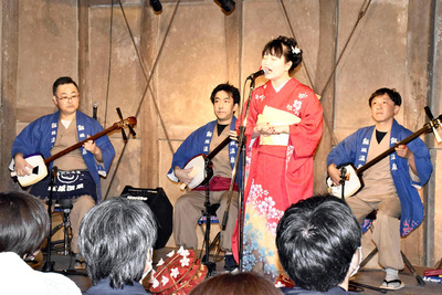 ４月に飯坂温泉街で開催された「おと酔いウォーク２０２３」で演奏を披露した「飯坂だオンセンべした～ず」。私（左から２人目）たち若旦那３人が地域の伝統を受け継いでいる