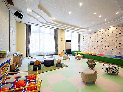 吉川屋館内に新たに設けたファミリースペースあそびば。高い天井を生かし、ボルダリングも楽しめるようにした