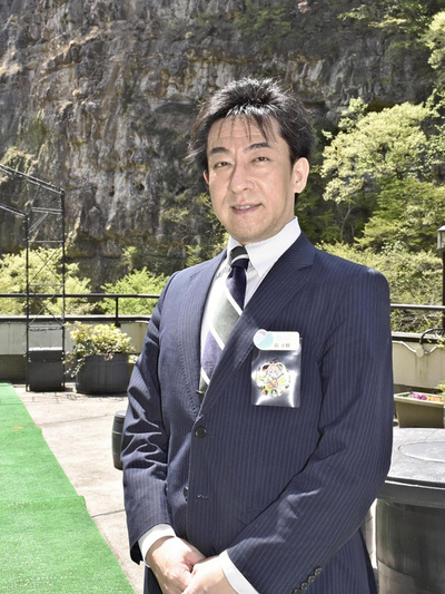 豊かな自然が楽しめる吉川屋のテラスで。今後も３００年企業を目指し、進化の時代に対応していきたい