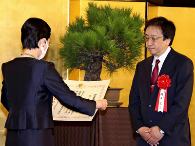 医療功労賞の中央表彰を受ける私（右）。活動に関わる全ての人に感謝している