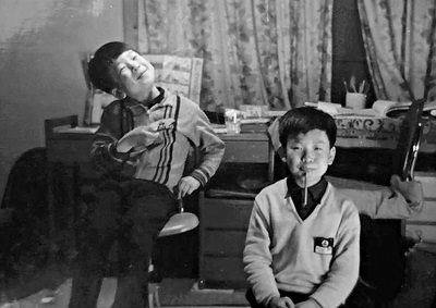 小学生の頃の私（左）と兄。新潟県で生まれ育ち、母の入院をきっかけに作業療法士を志した