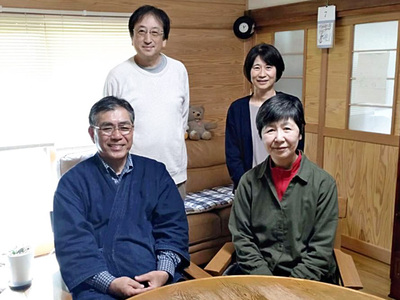 （前列左から）恩師の太田睦美さん、美津子さんと（後列左から）私と妻の佳江。太田さん夫妻とは約４０年のお付き合いになる