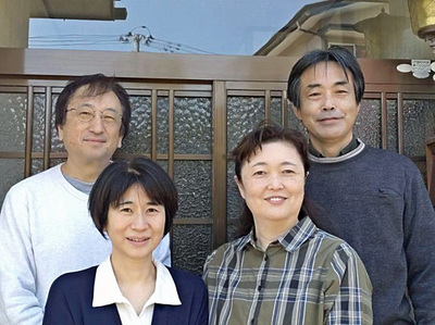 長谷川さん夫妻（右）と、私と妻佳江（左）。つらい時期に支えてもらったことには感謝しかない