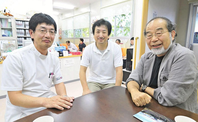 絆一座の座長の遠藤さん（左）と”時々客員”の鎌田さん（右）。中央は”盛り上げ役”の私。仮設住宅を巡り「公演」を繰り広げた