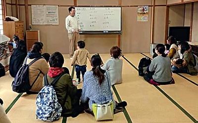 乳幼児健診に合わせて子育ての講話をする私（中央）。地域の中で、作業療法の視点がますます必要とされている