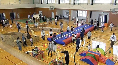 「あしかの遊びの会」の活動風景。子どもの成長を通じてわれわれ大人も学ばせてもらっている
