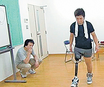 訓練する松本君（右）と私。パラリンピック出場に向けてチームで応援していく